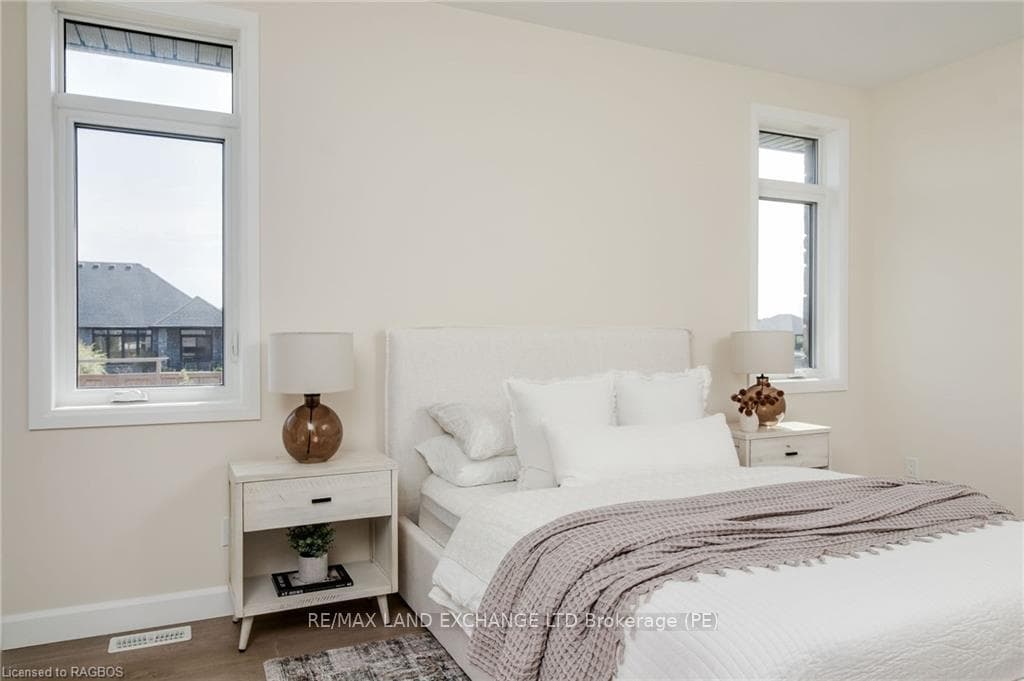 358 MCLEAN Crescent photo 23