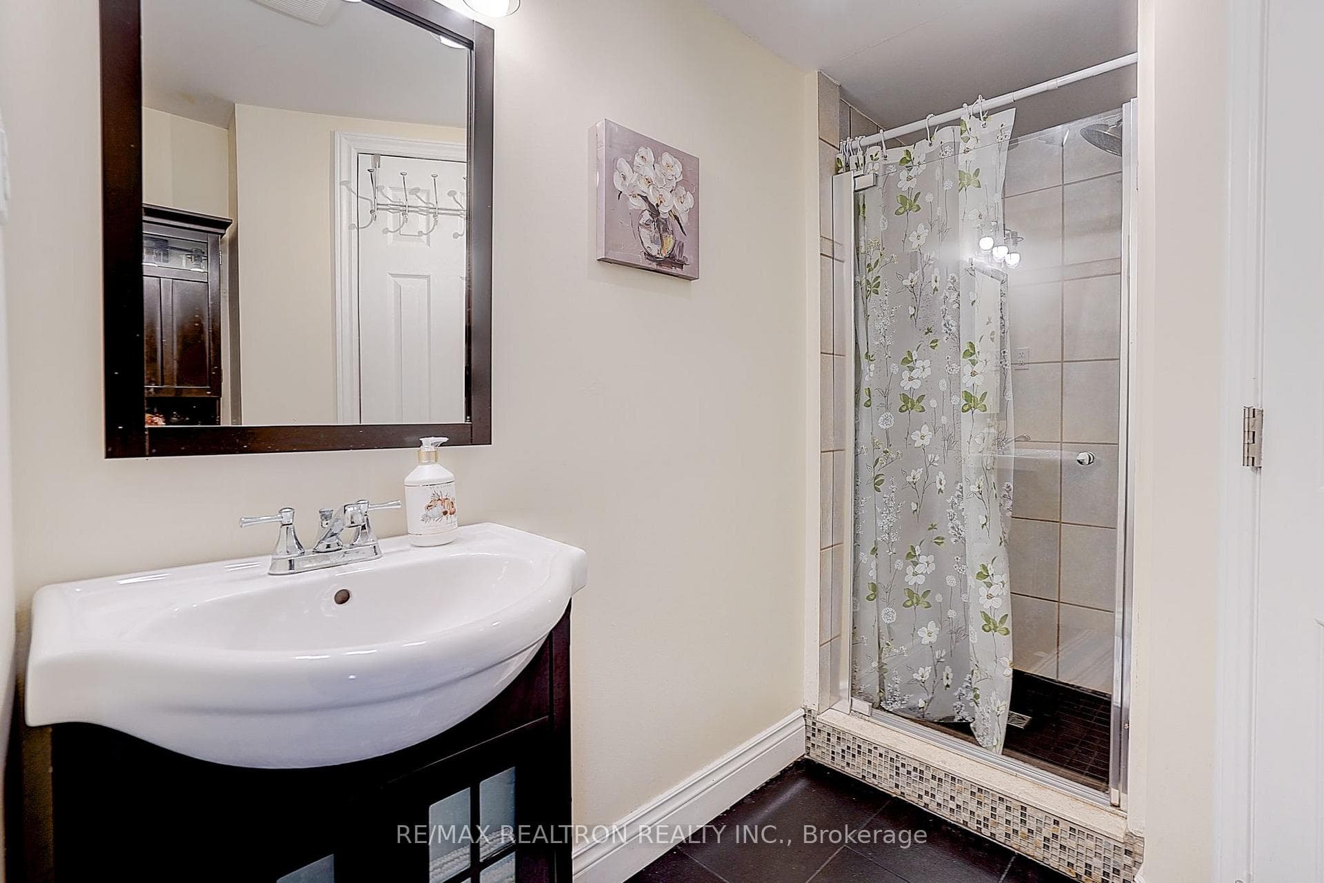 583 Pinewood Street photo 36