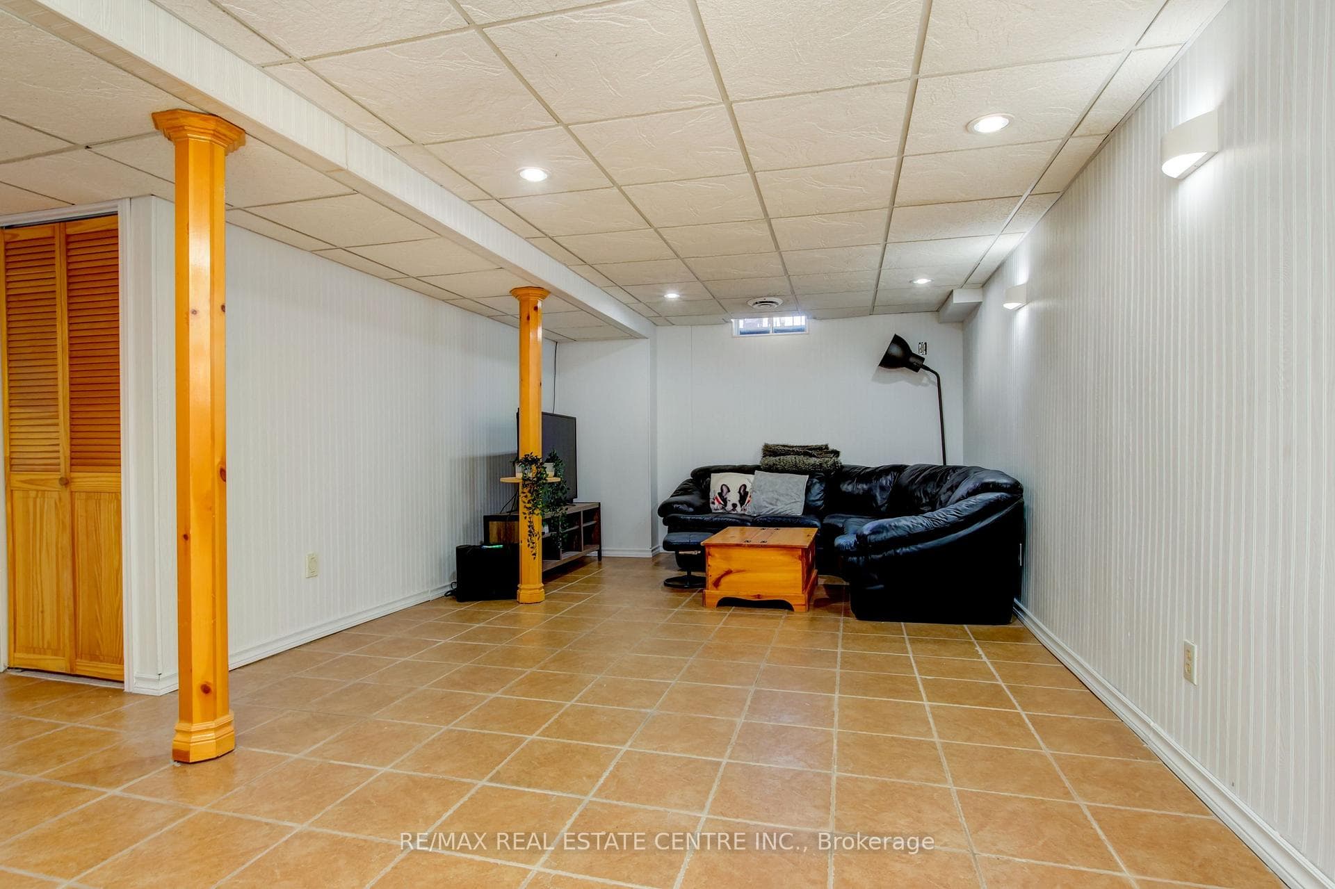 381 Pickering Crescent photo 27