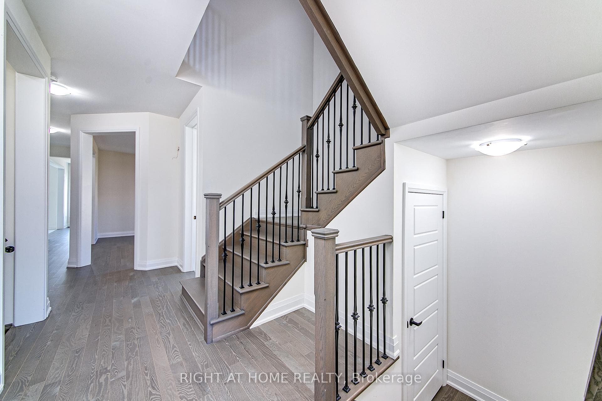 106 Ferragine Crescent photo 8