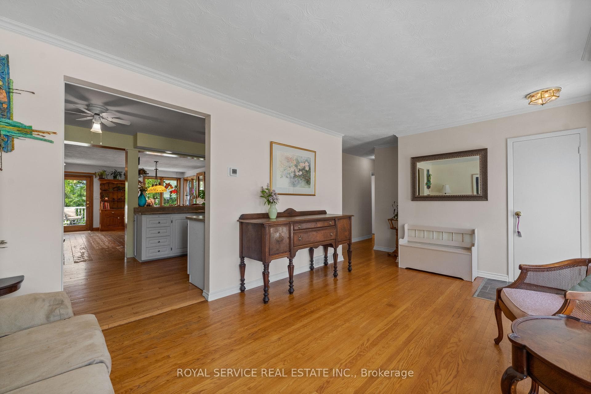 664 Hayden Crescent photo 3