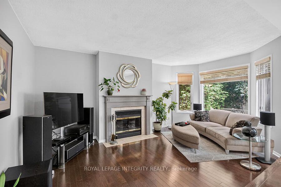 Family room w fireplace