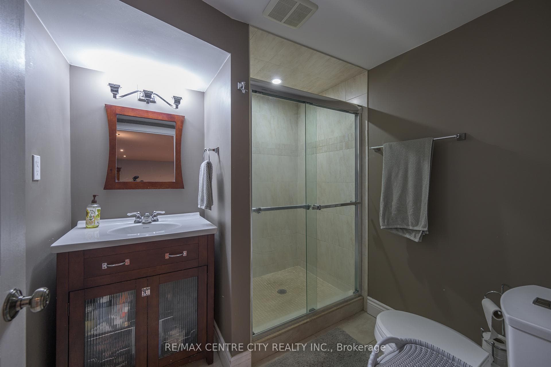 675 Dunboyne Crescent photo 39