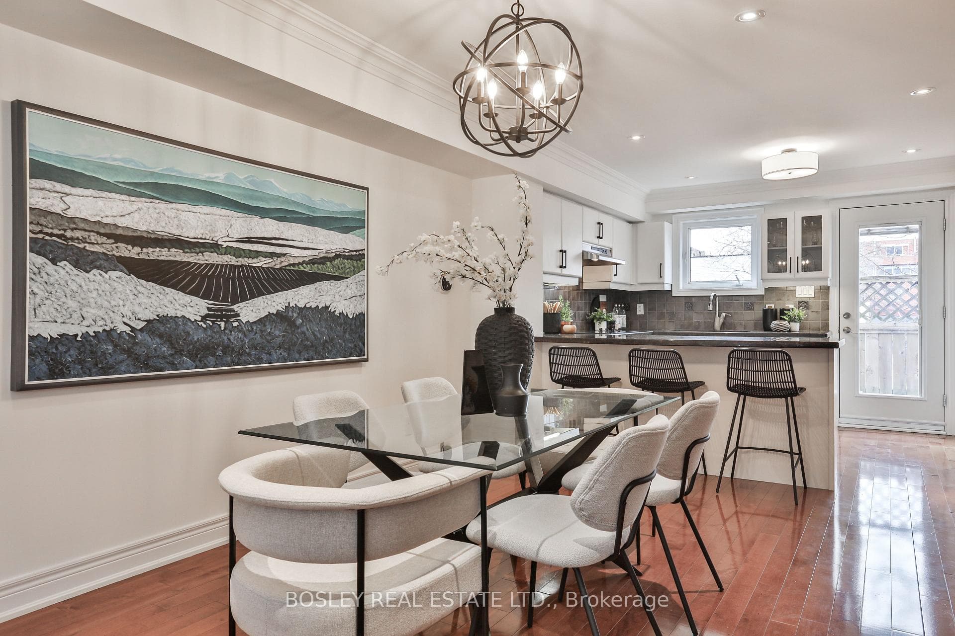188 McCaul Street photo 5
