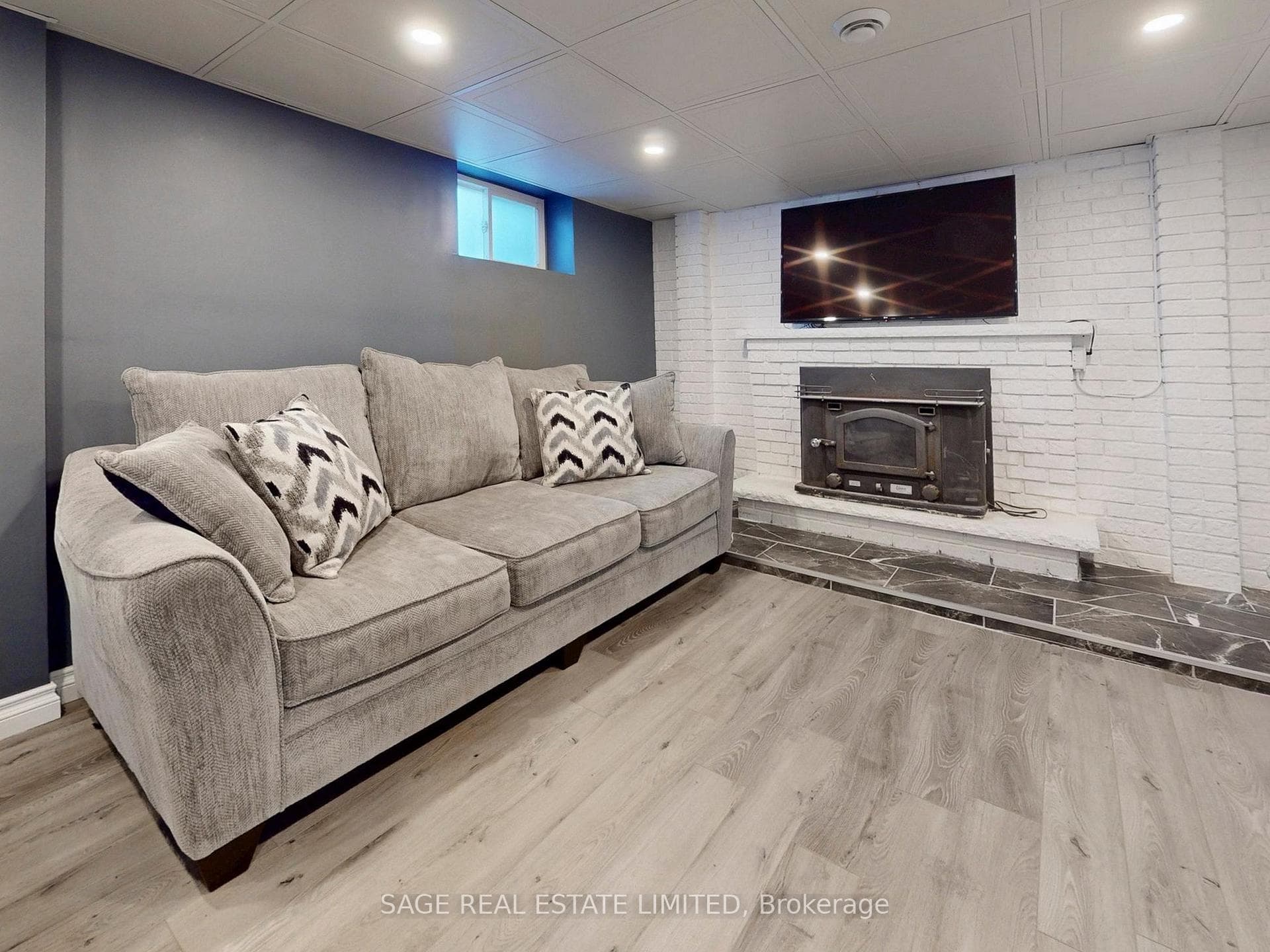 8 Lombardy Crescent photo 13