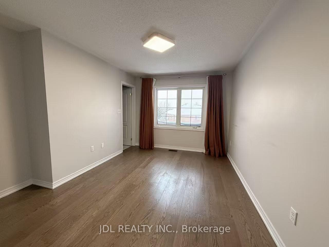 1374 Granrock Crescent photo 6