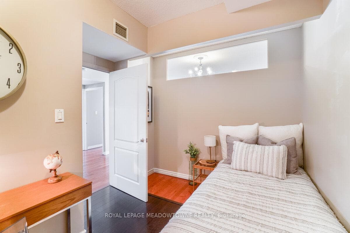 263 Wellington Street Unit 1101 photo 25