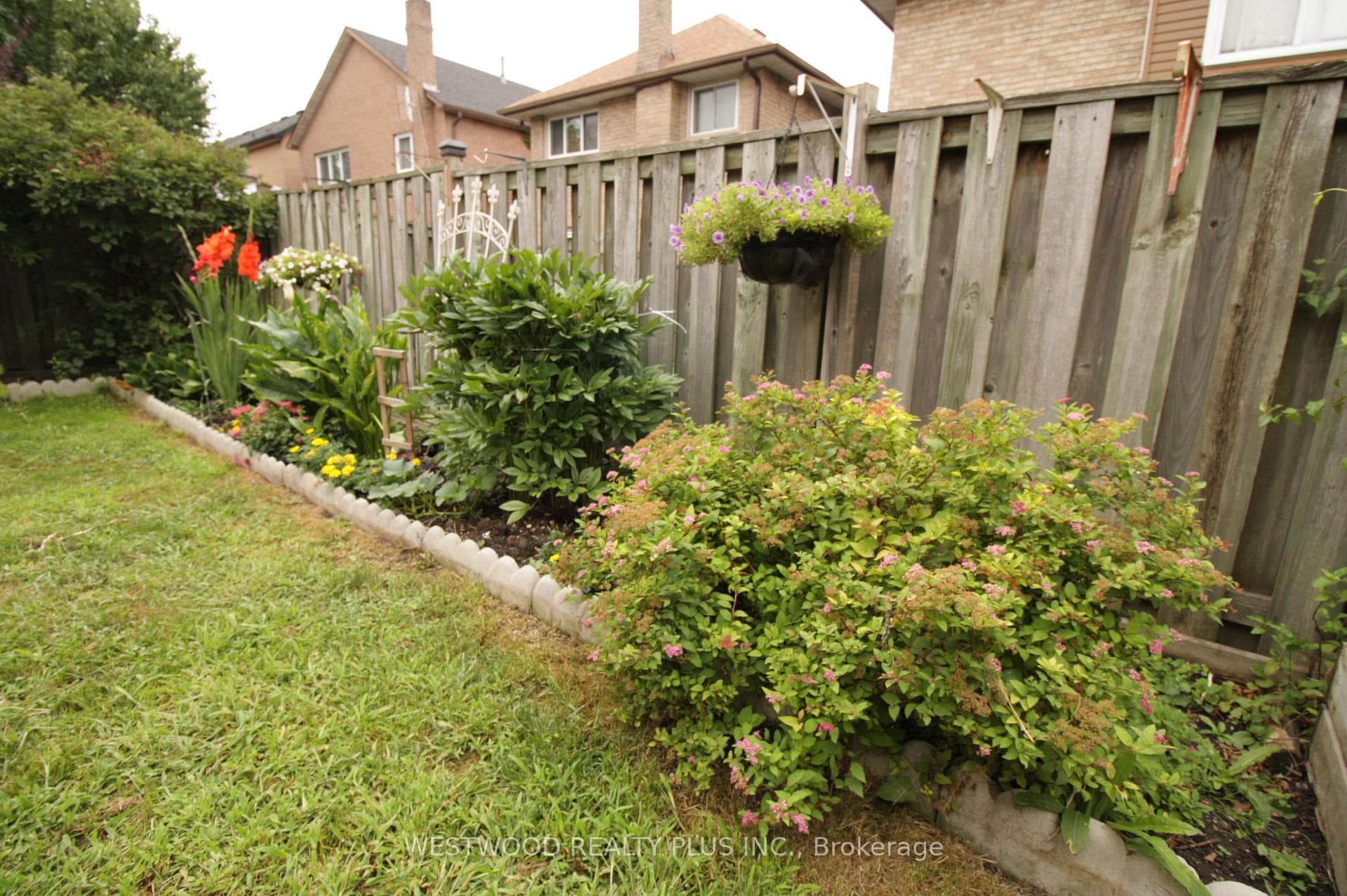 15 Esther Crescent photo 3