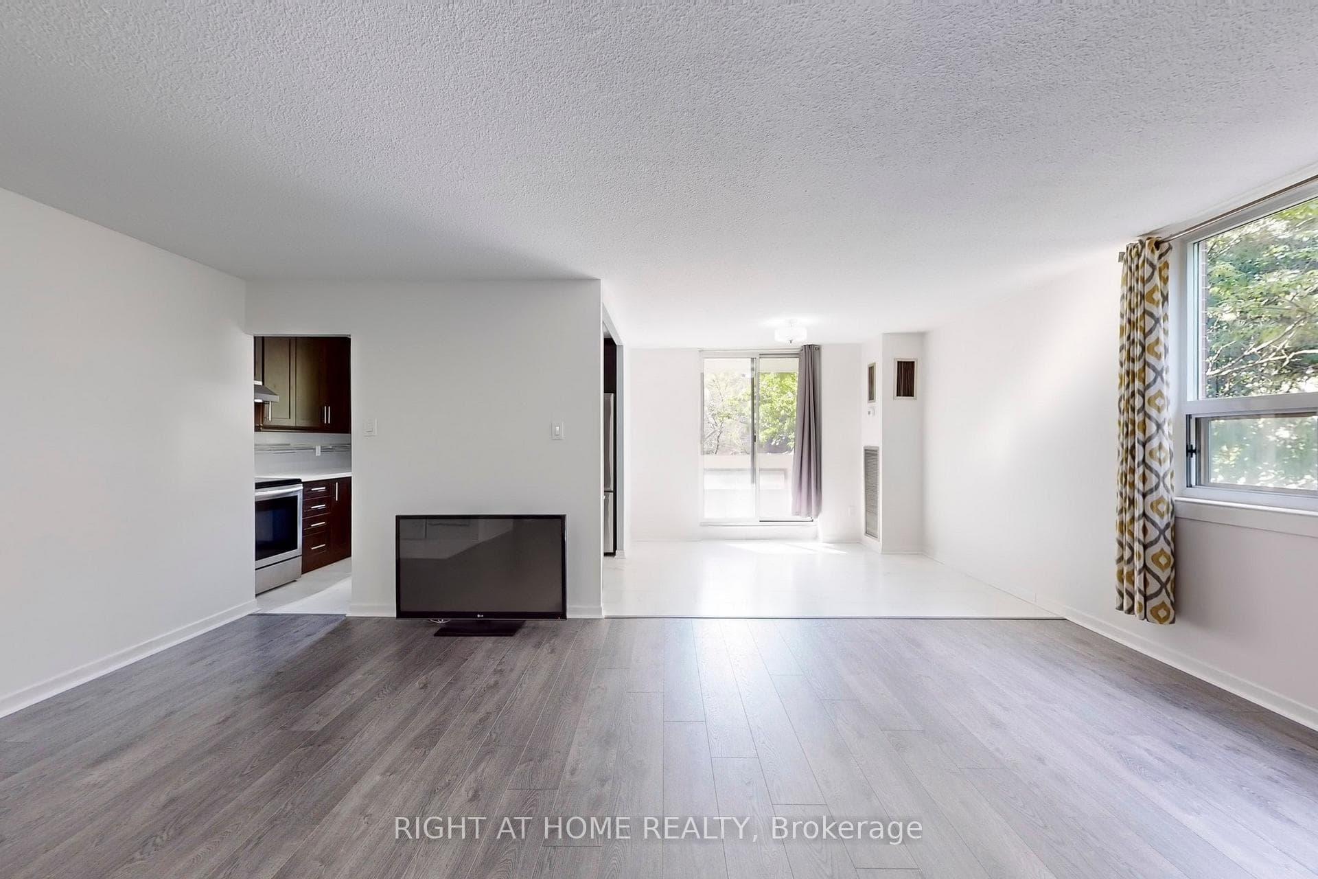 7451 YONGE Street Unit 201 photo 7