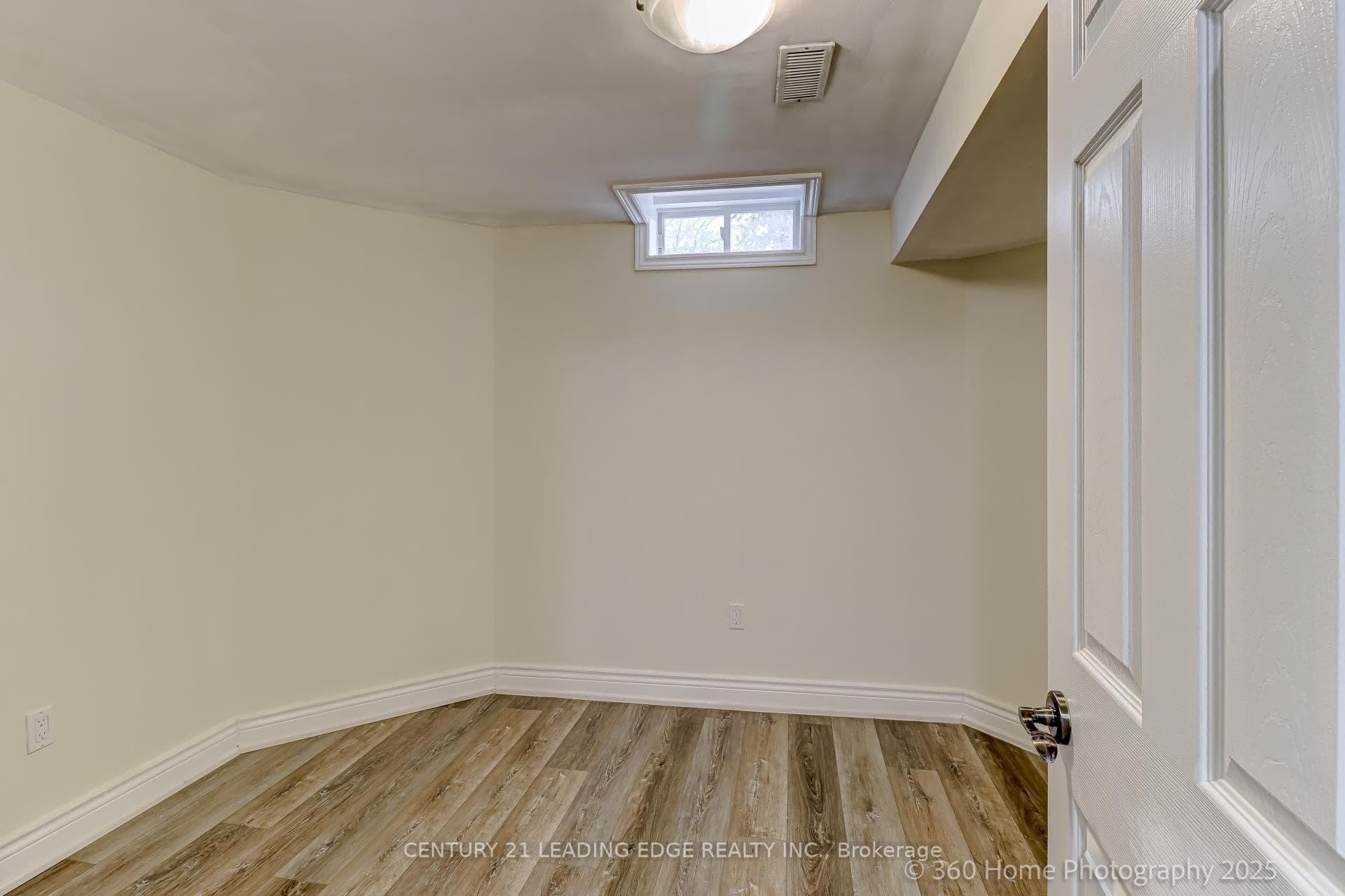 59 SANDFORD Crescent photo 20