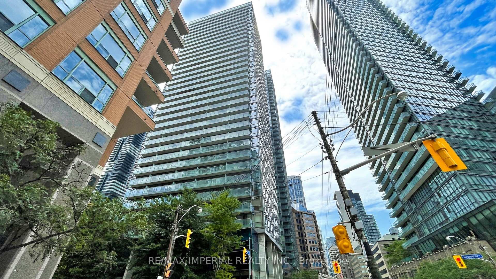 37 Grosvenor Street Unit 403 photo 1