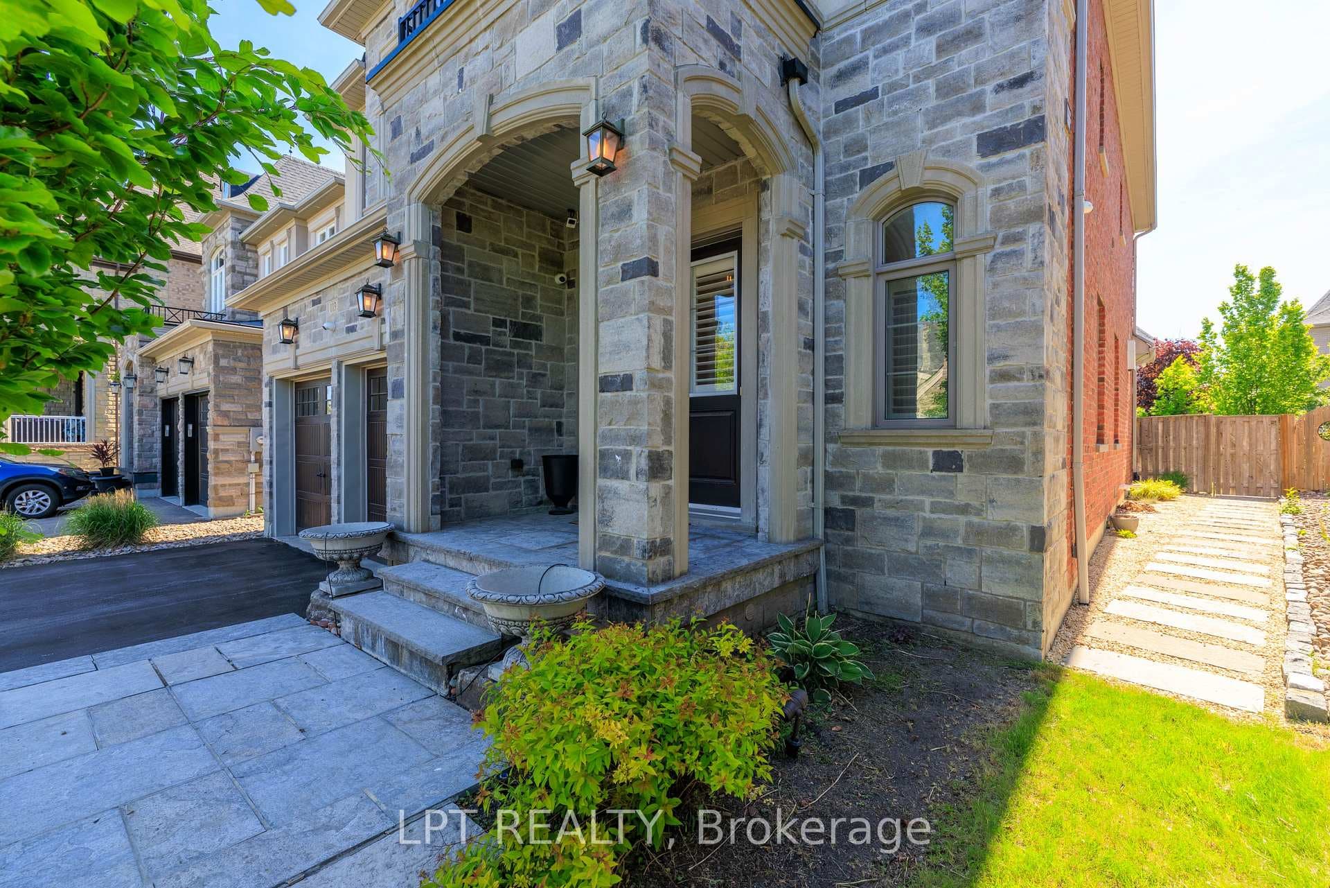 113 Burns Boulevard photo 3