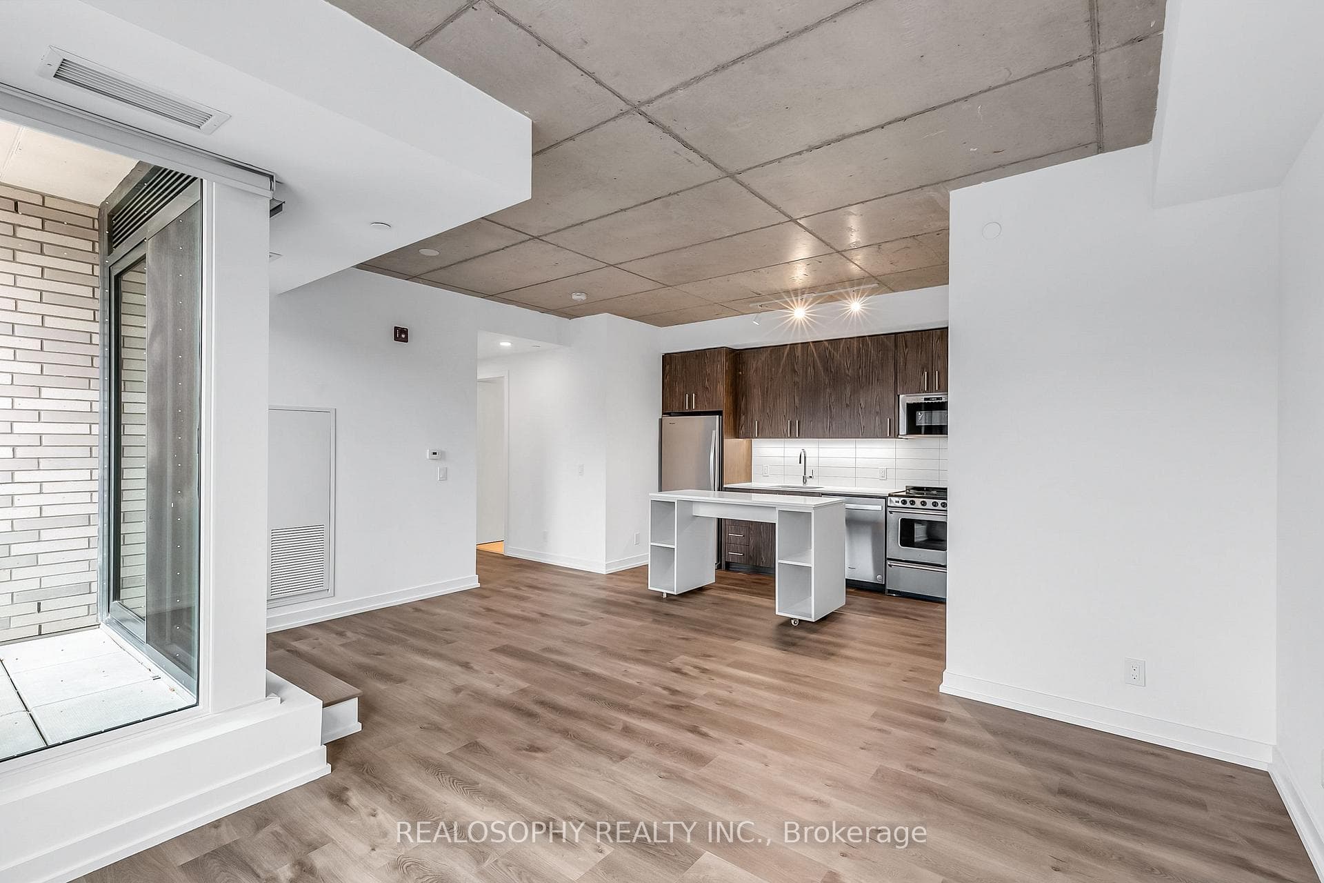 115 Larchmount Avenue Unit 403 photo 2