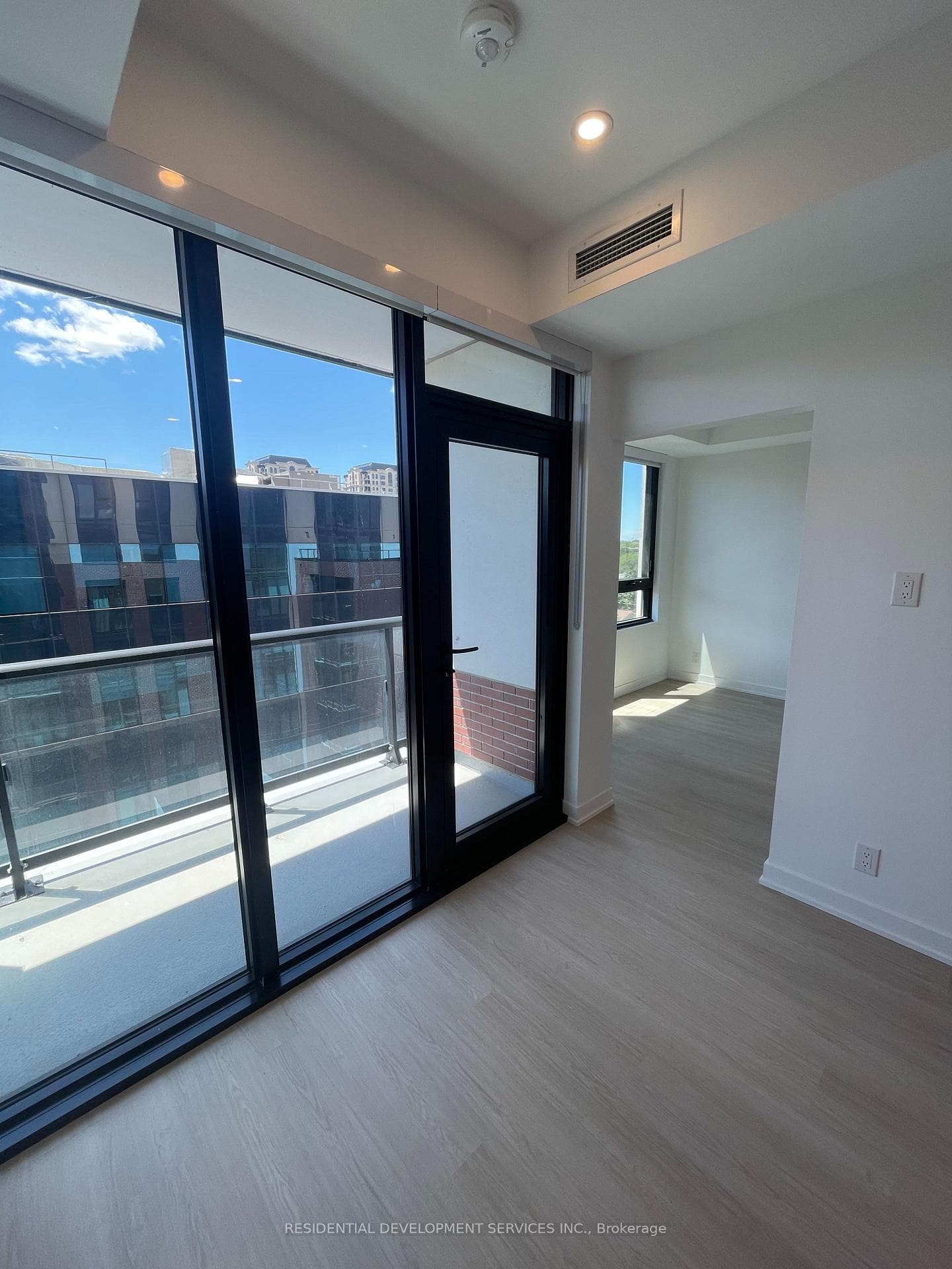 699 Sheppard Avenue Unit 810 photo 6