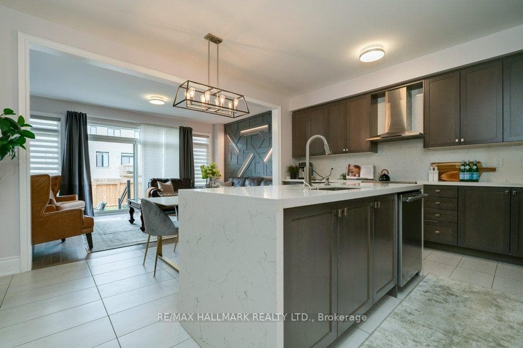 245 Cranbrook Crescent photo 8