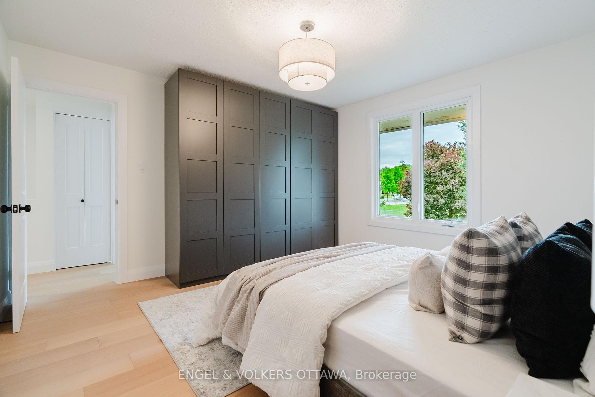 825 De Salaberry Street photo 35