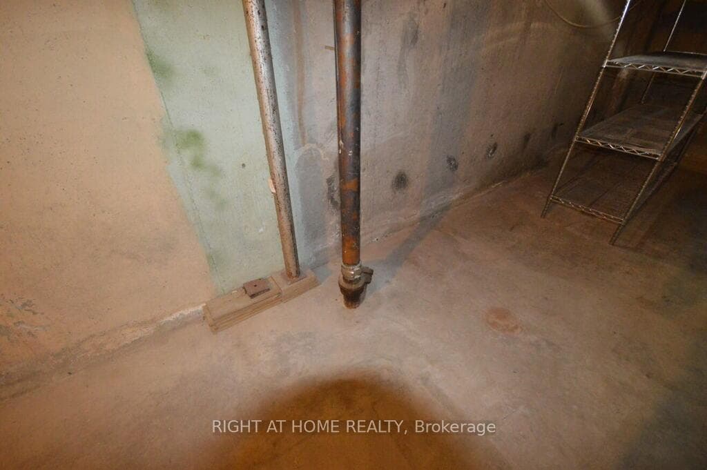 348 Woodroffe Avenue photo 4
