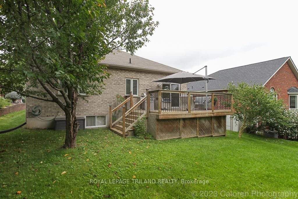 592 CLEARWATER Crescent photo 23