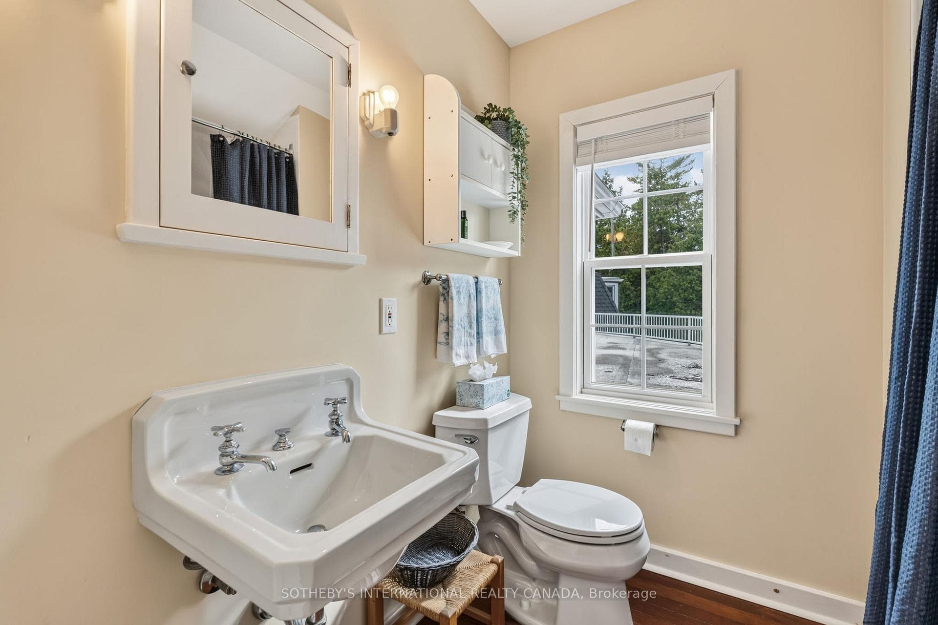 Main cottage upper floor 4 piece bathroom.