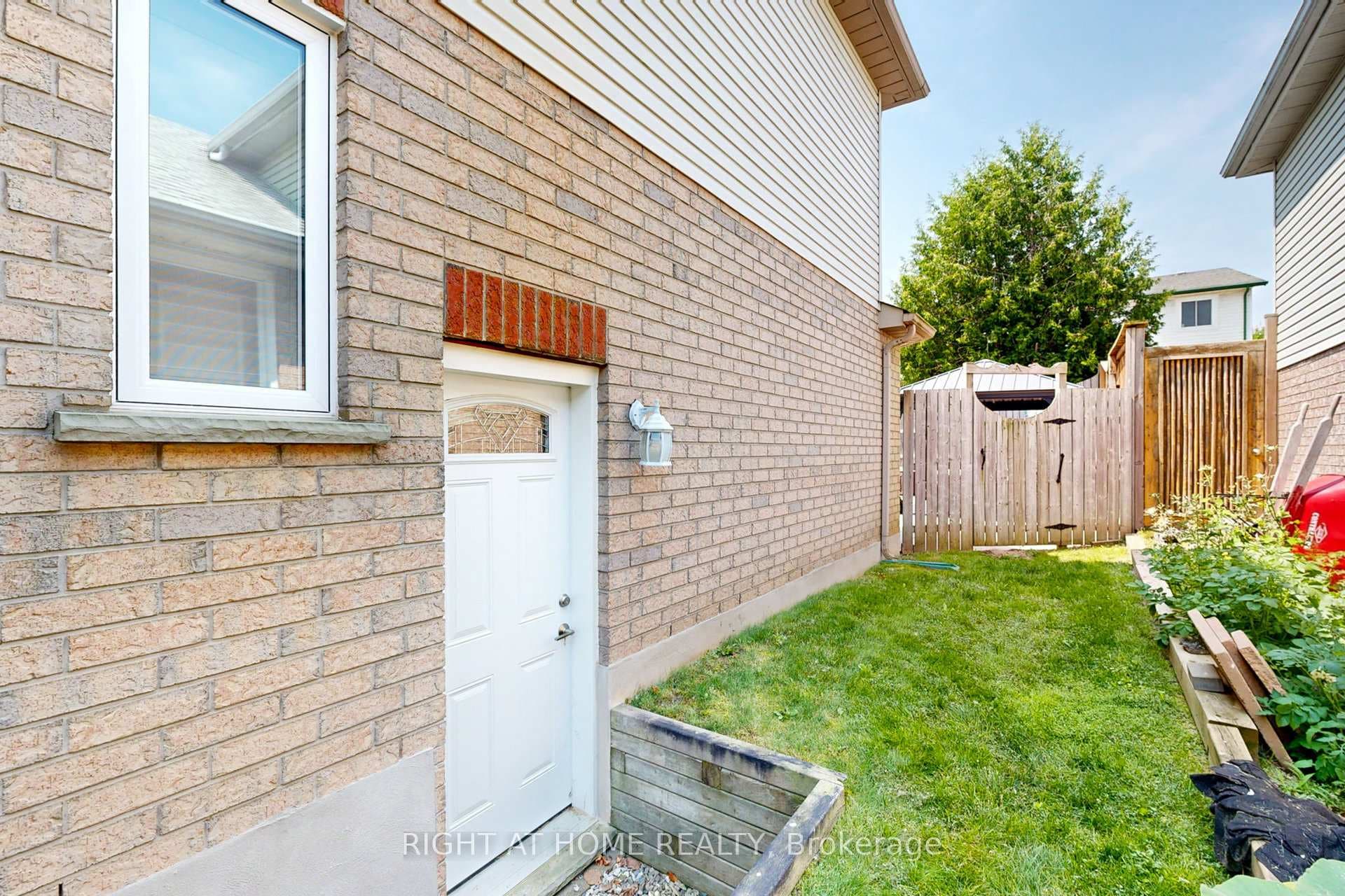 318 Erinbrook Drive photo 32