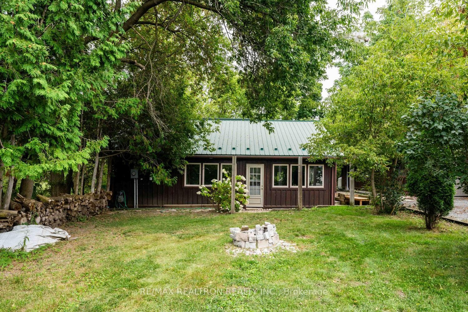 11 CHURCHILL Drive photo 1