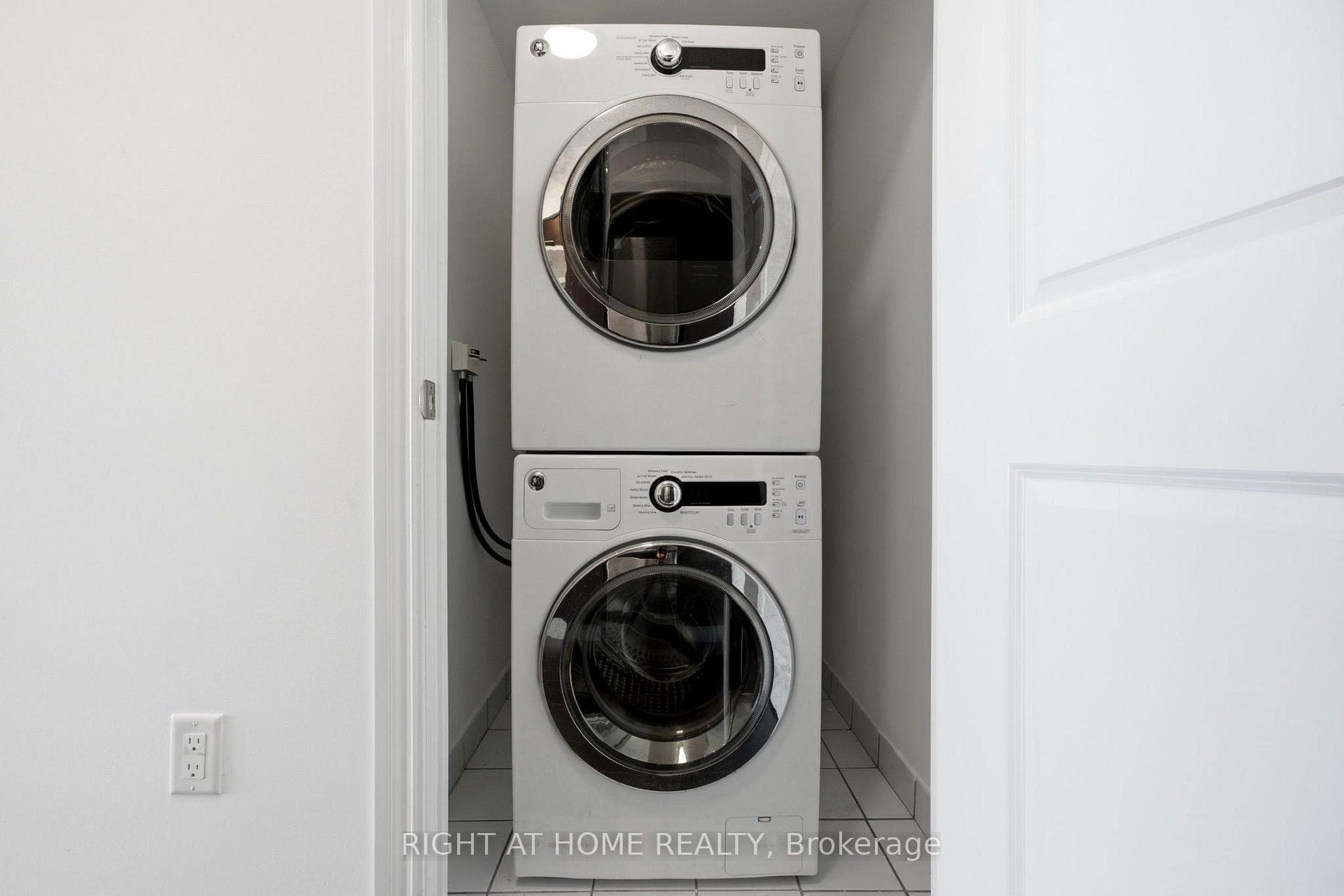 386 Yonge Street Unit 5614 photo 19