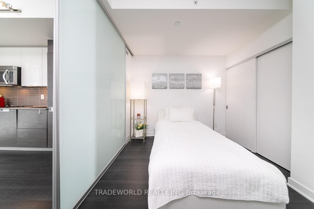 210 Simcoe Street Unit 703 photo 10