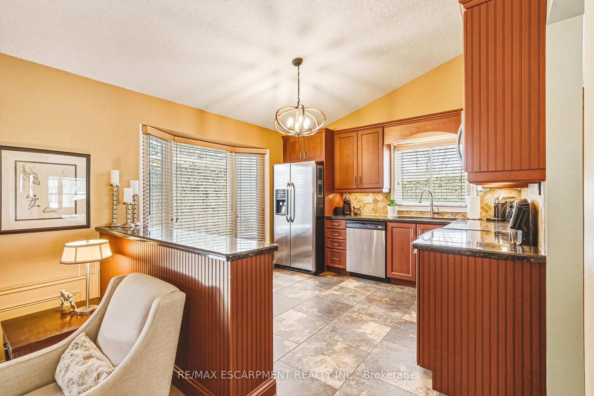 577 Tomahawk Crescent photo 14