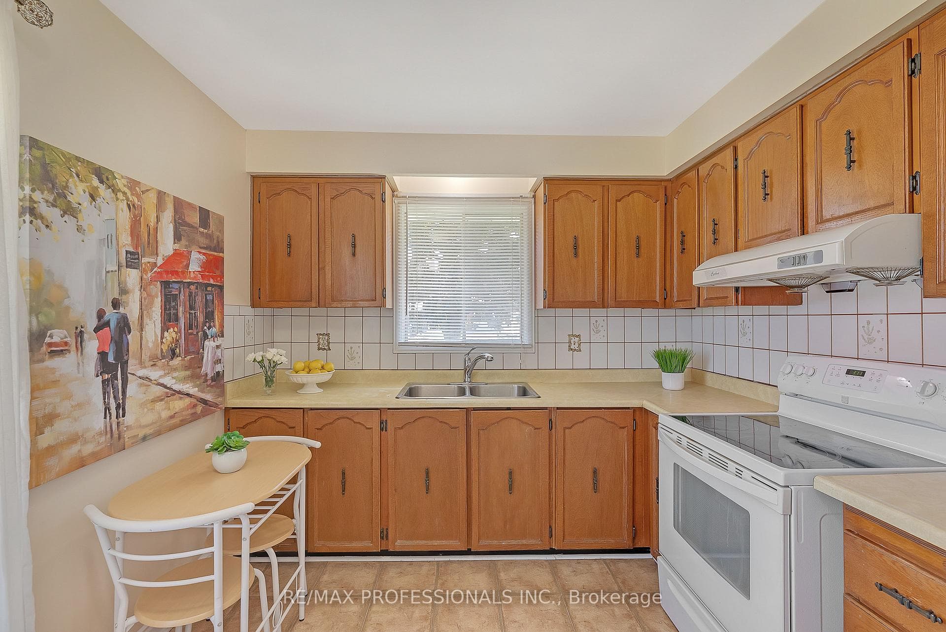 124 Panter Crescent photo 6