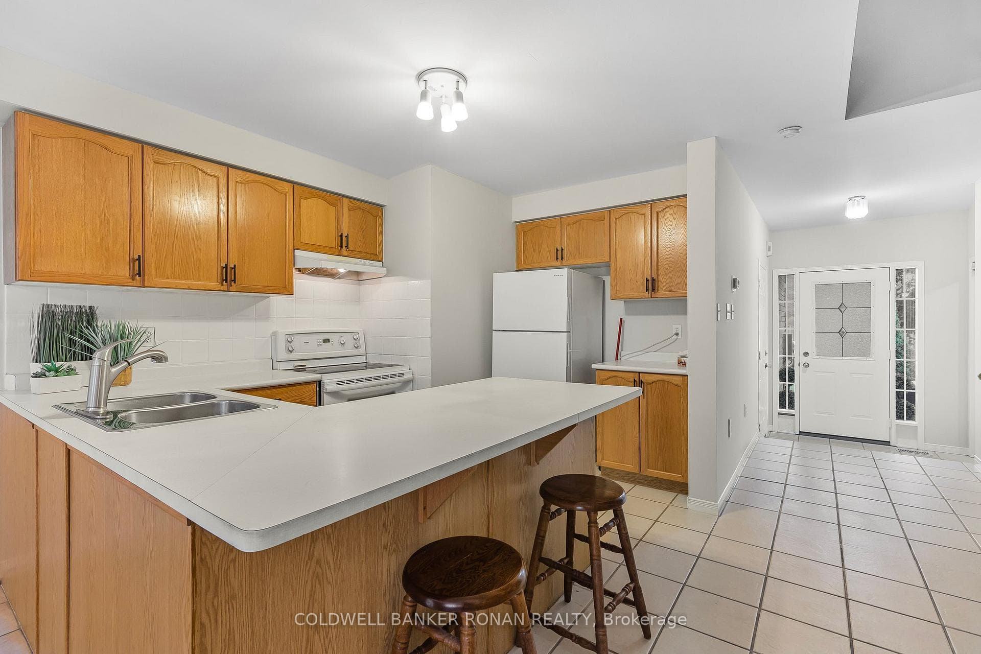 64 Henderson Crescent photo 6