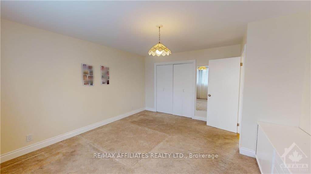 16 BERNARD Crescent photo 19