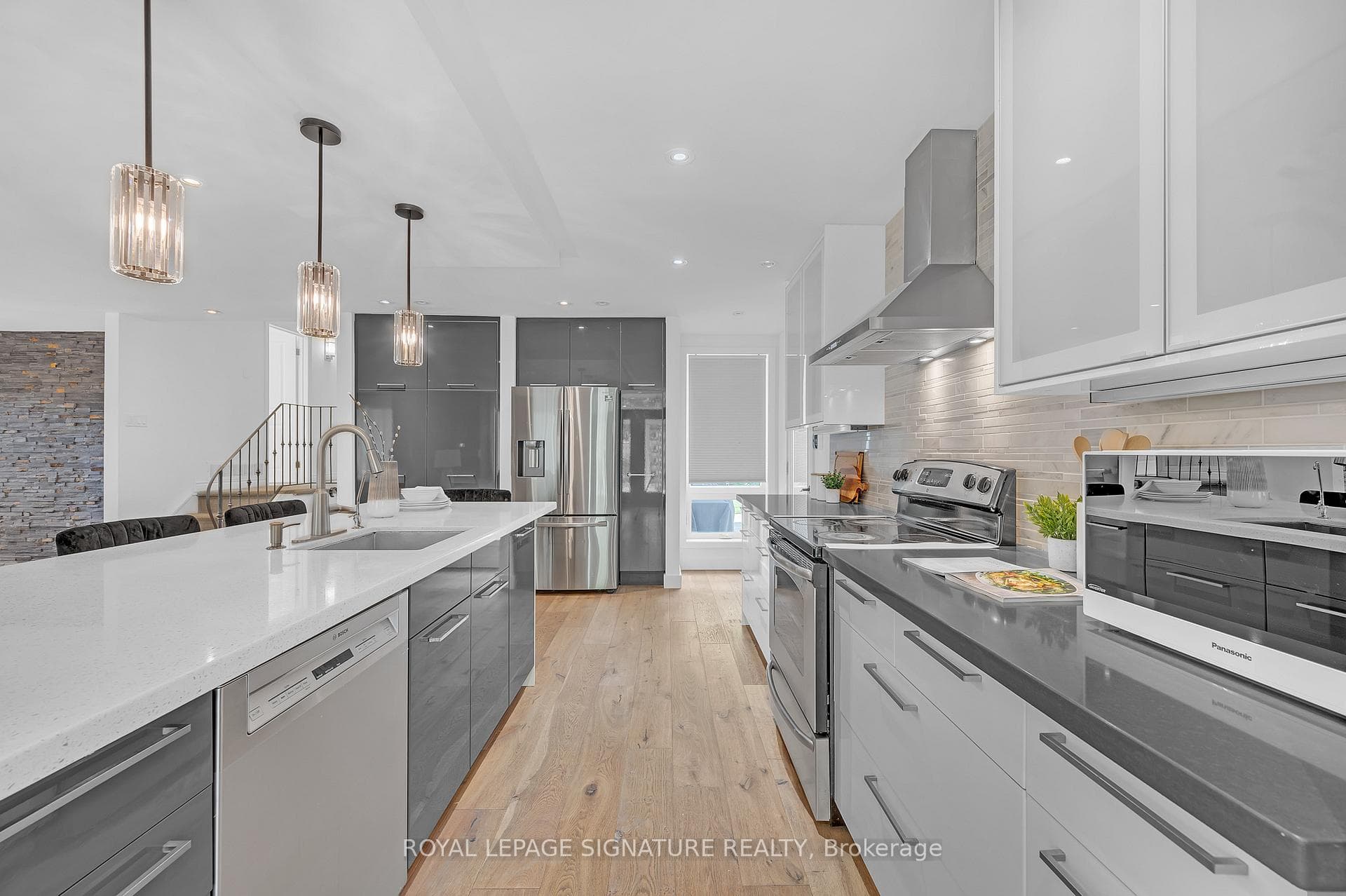 1306 Langdale Crescent photo 12