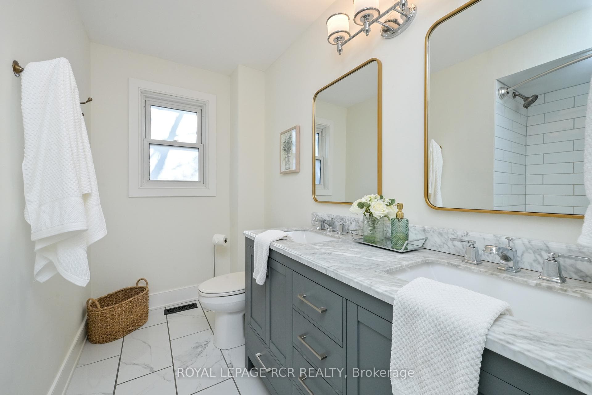 208 Kensington Place photo 24