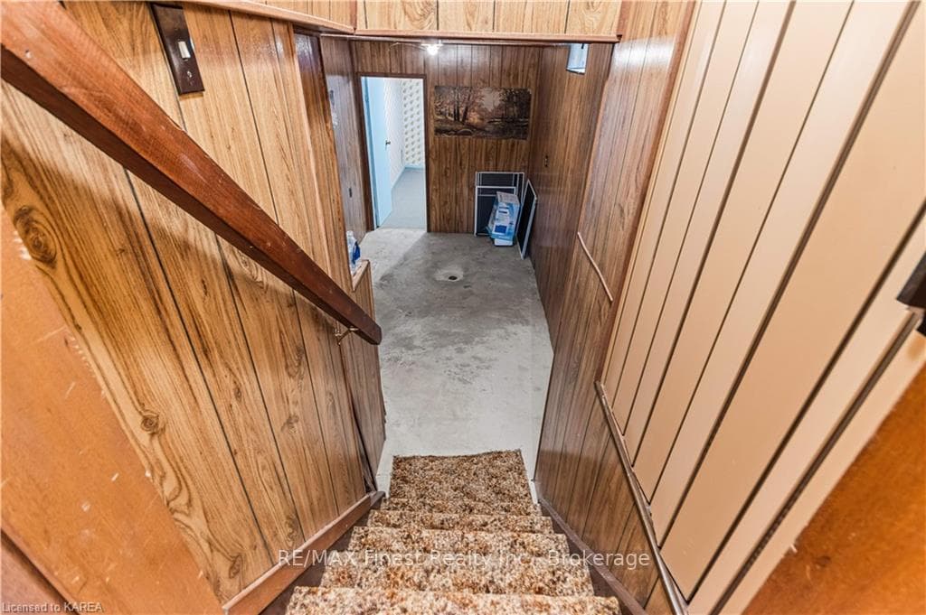 787 WHITEOAK Crescent photo 30
