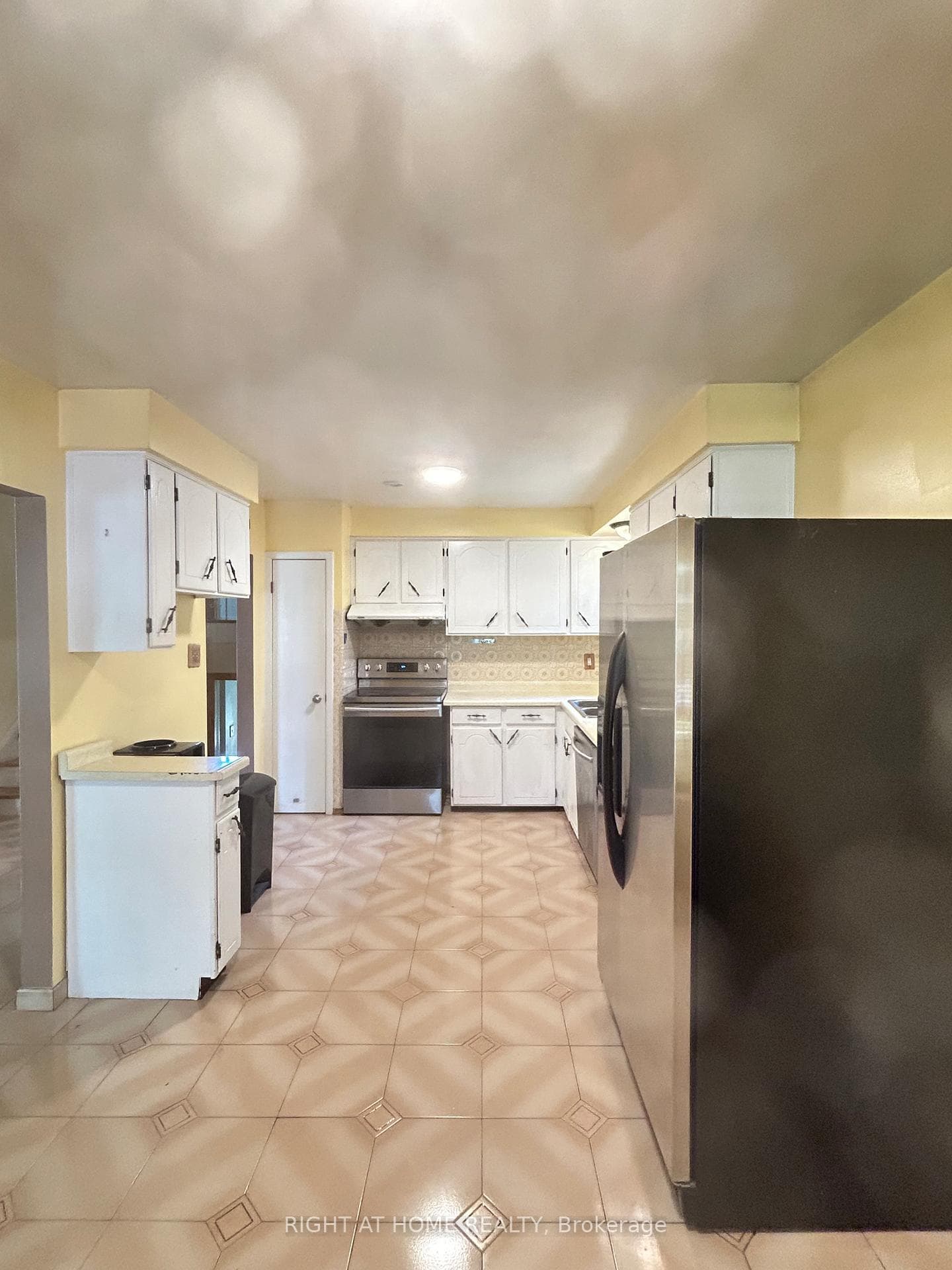 1010 Bloor Street photo 2