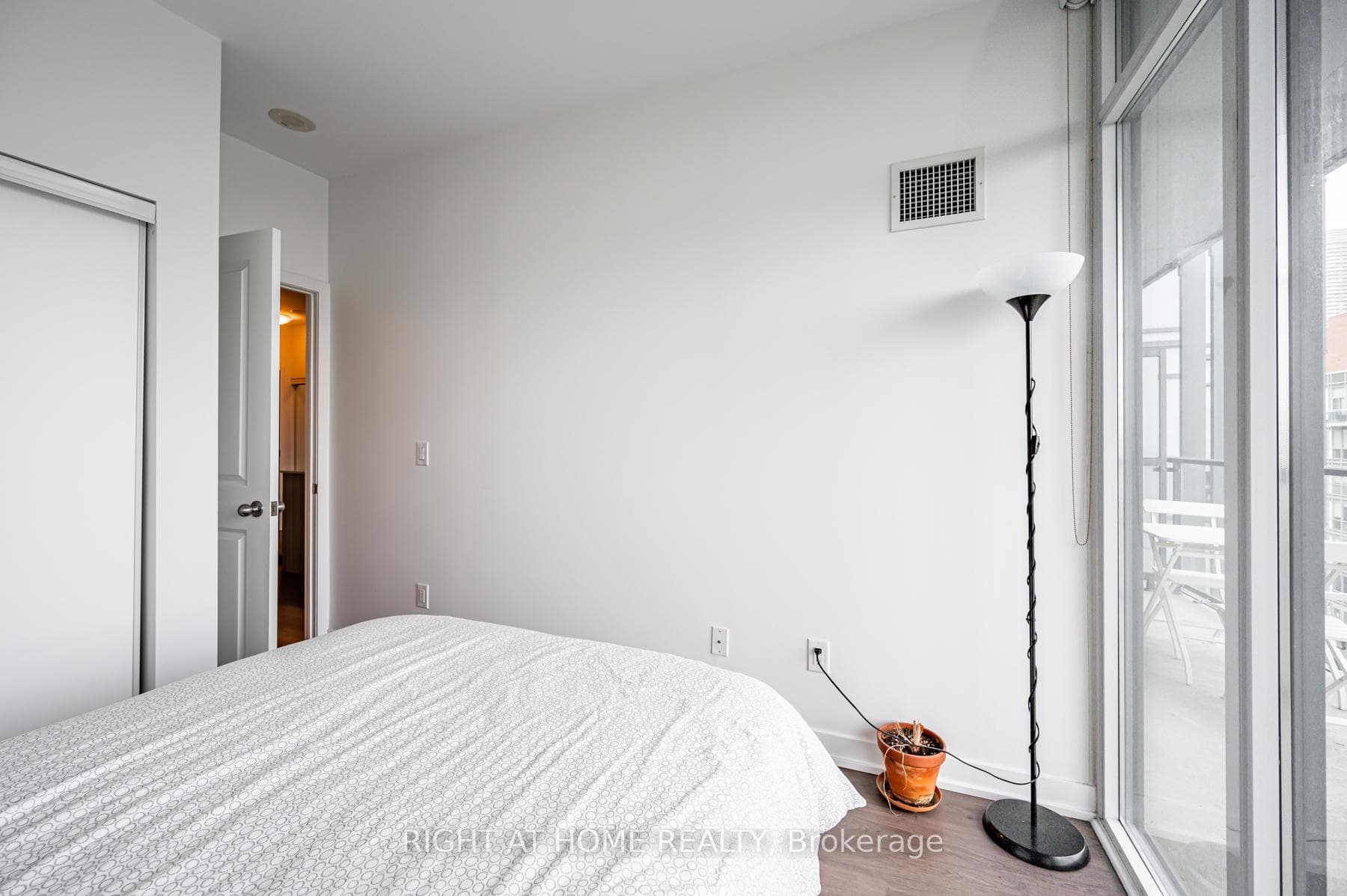 105 George Street Unit 1415 photo 17