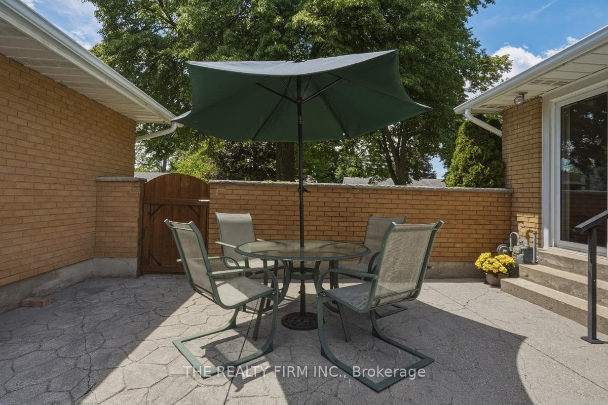 52 Maxwell Crescent photo 36