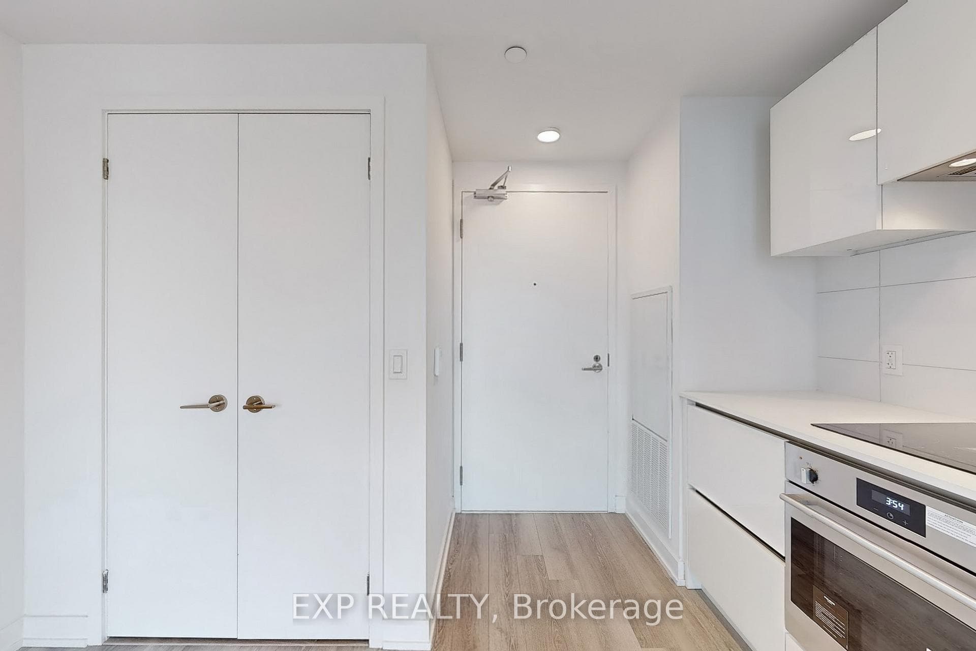 238 Simcoe Street Unit 1302 photo 8