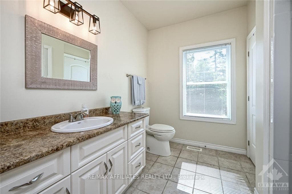 8 BASSWOOD Crescent photo 18