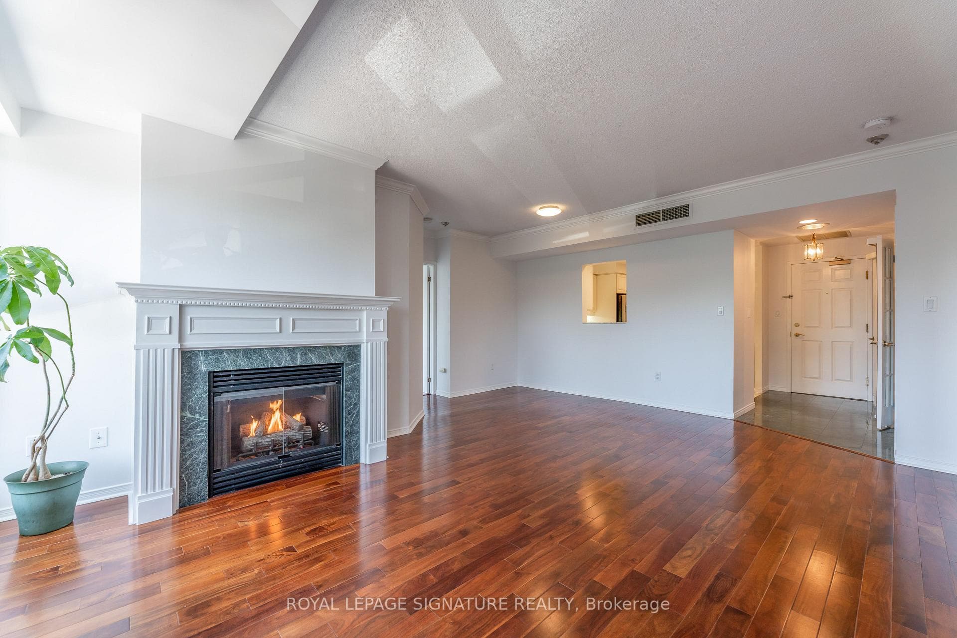1818 Bayview Avenue Unit 401 photo 5
