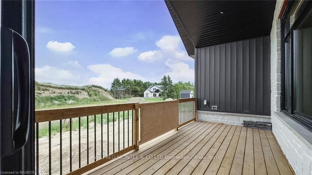 48 MCTAVISH Crescent photo 7