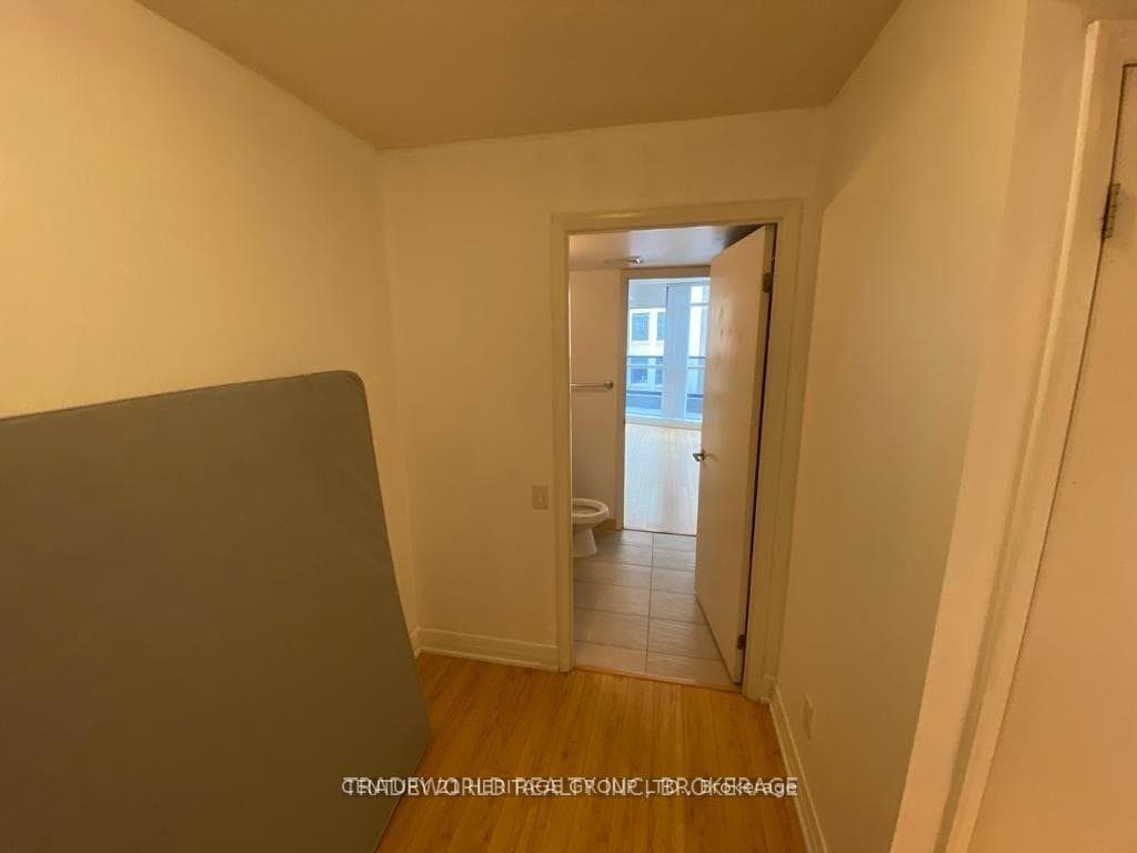 21 Carlton Street Unit 704 photo 11
