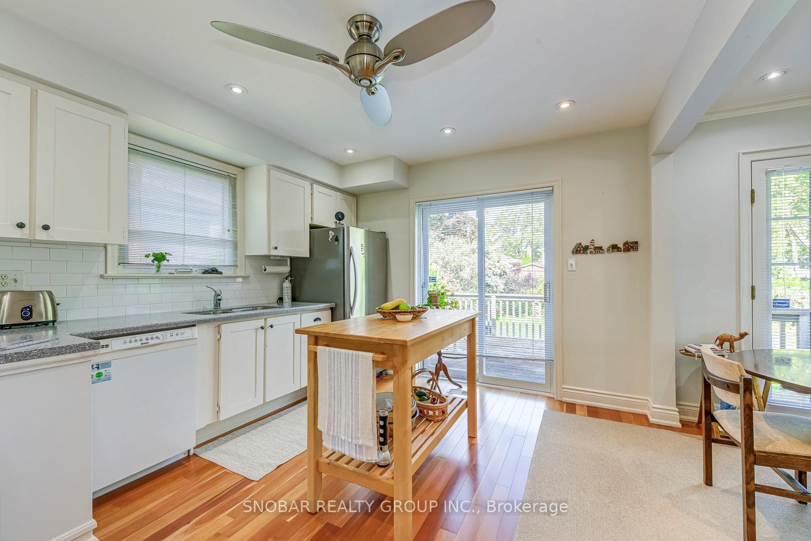 232 La Rose Avenue photo 11