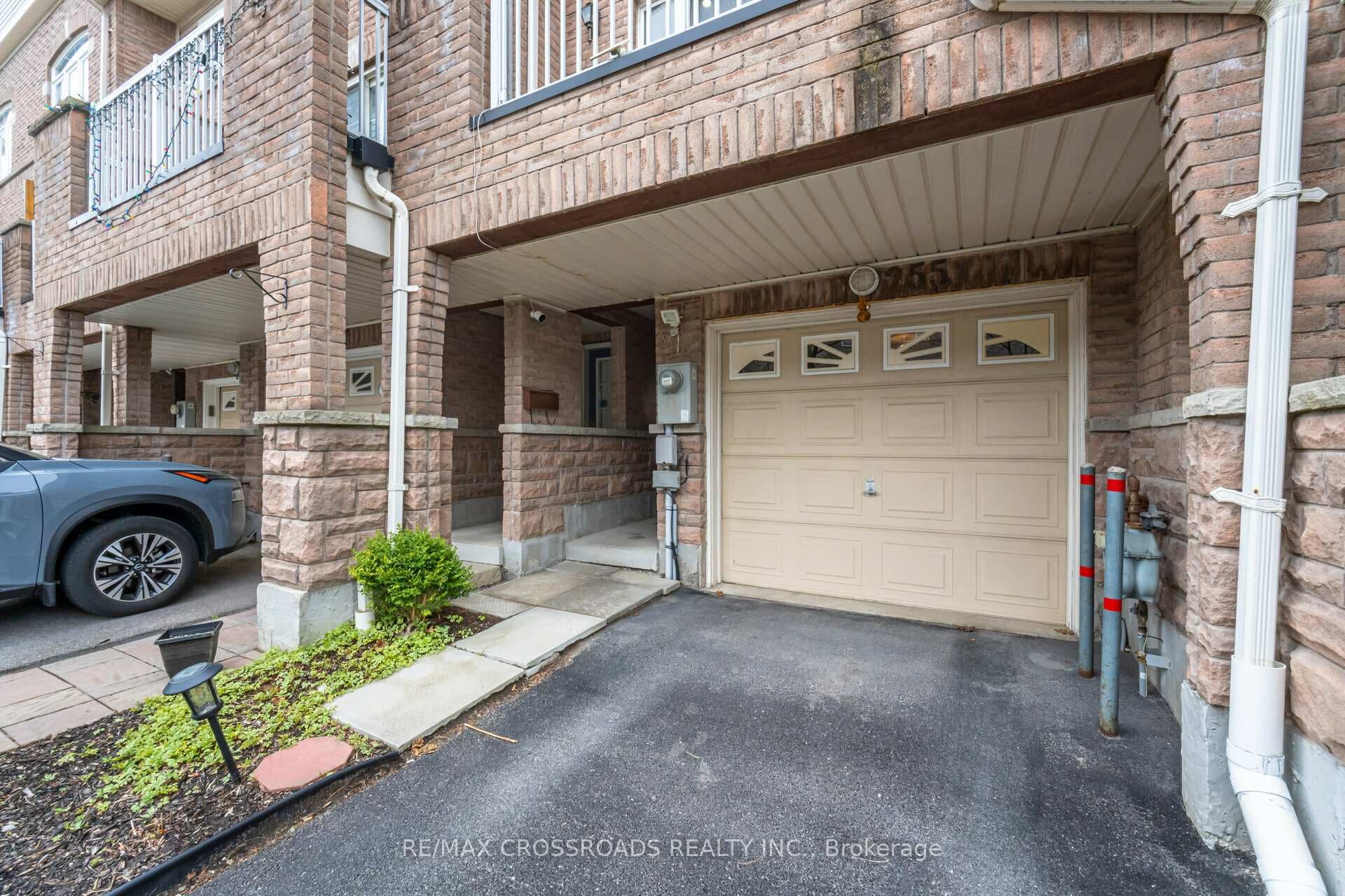 255 Monarch Avenue photo 3