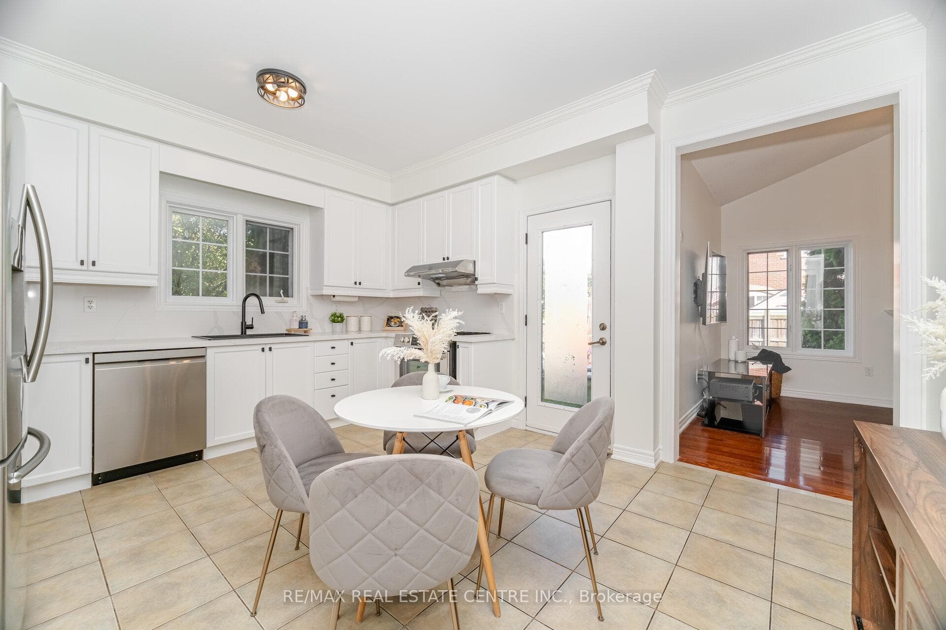 1046 Costigan Road photo 9