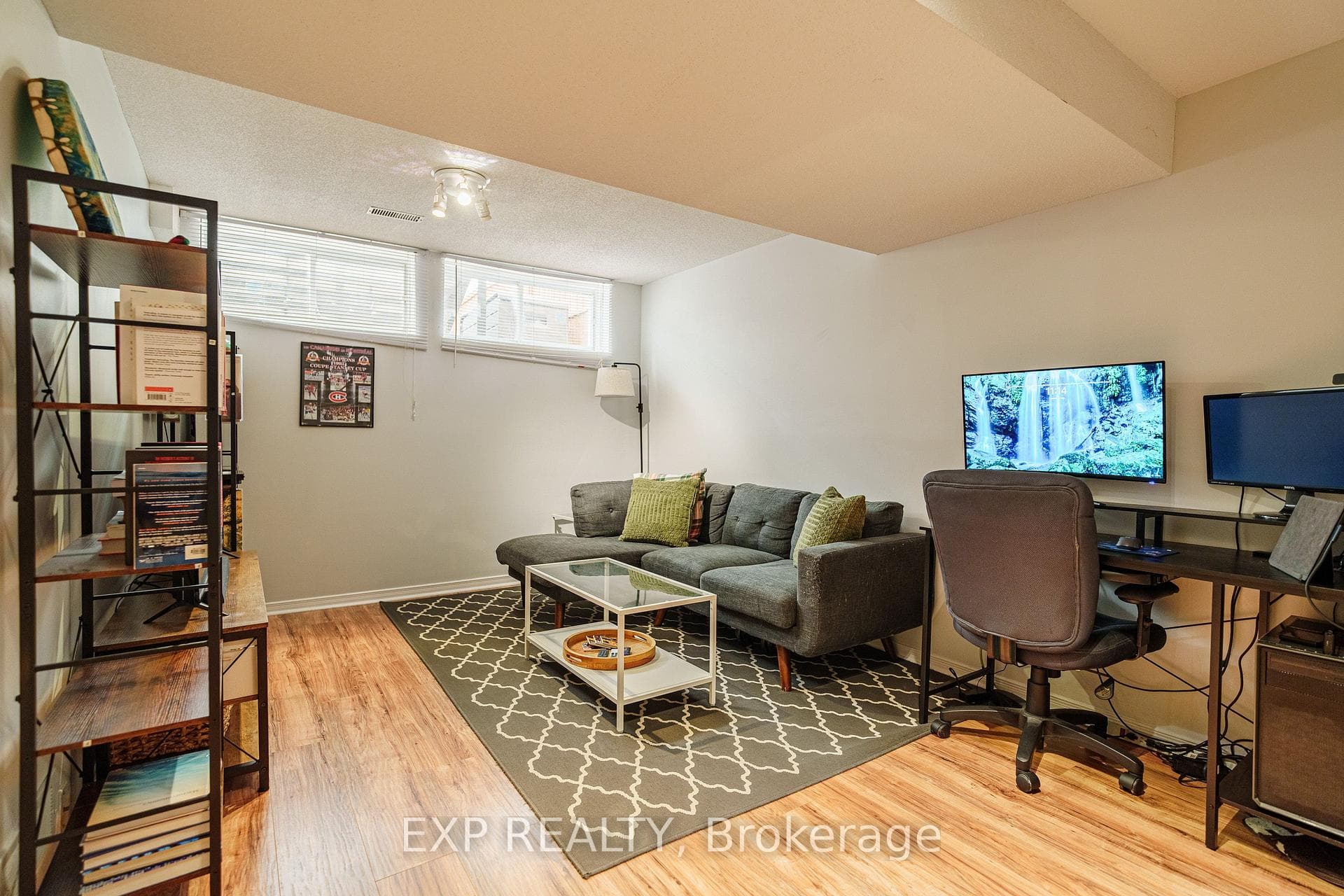 2010 Scully Way photo 23