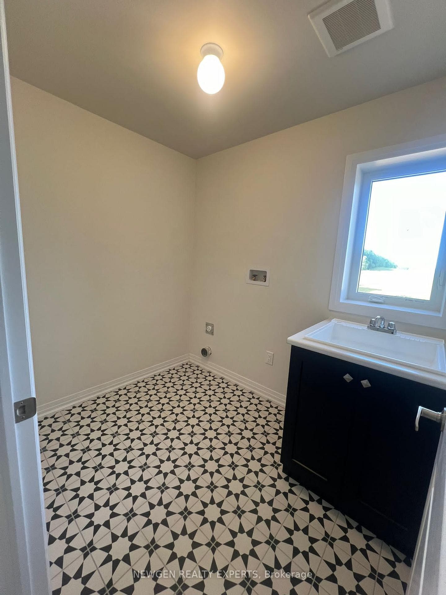 86 Strickland Avenue photo 27