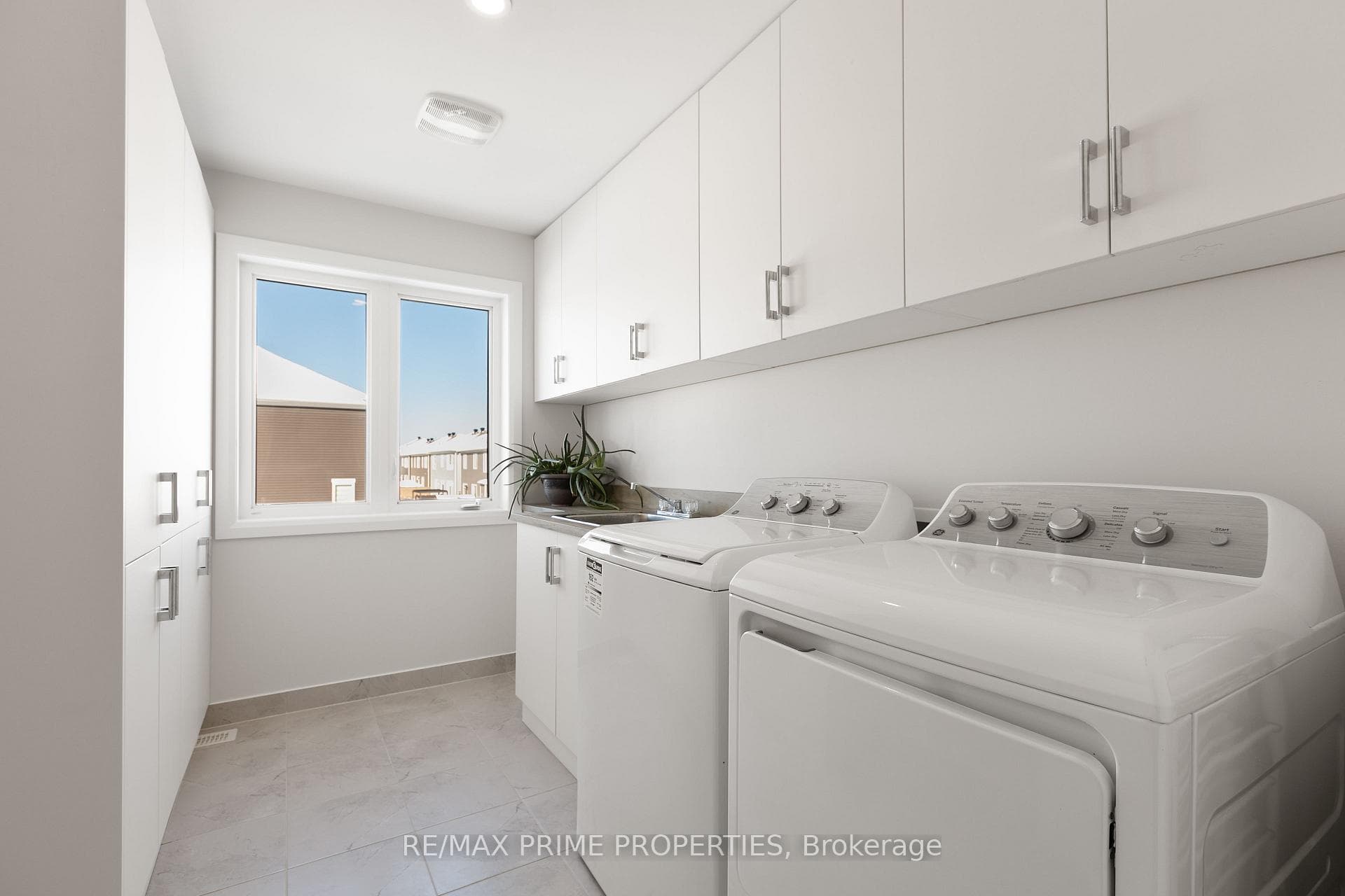 820 MERCIER Crescent photo 33