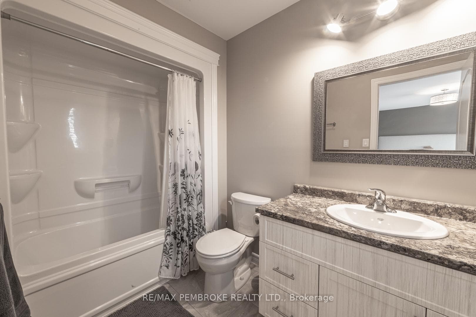 47 Winston Avenue photo 23