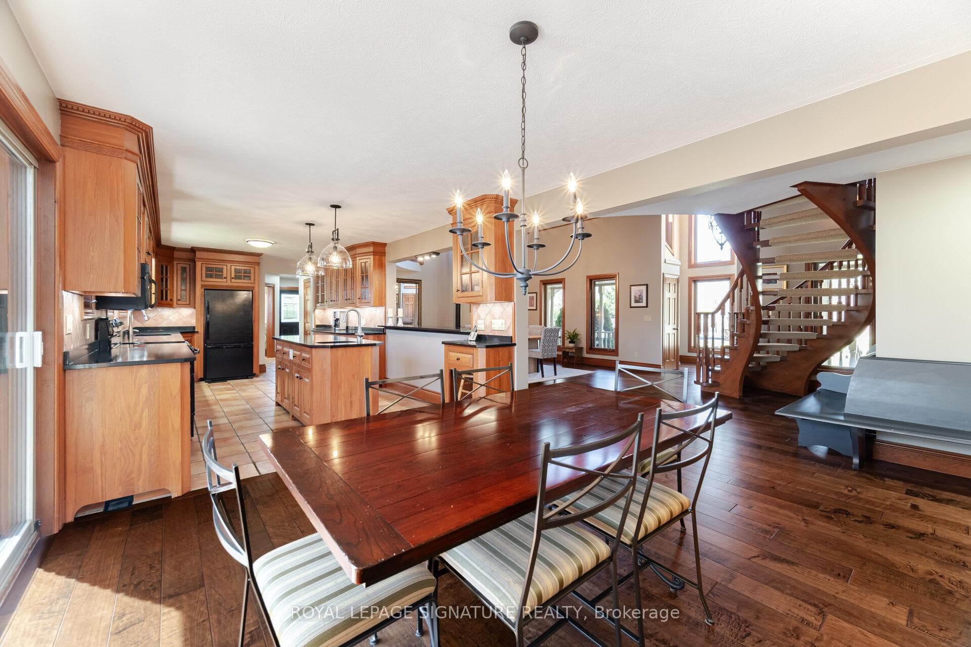 587 Hillcrest Road photo 14